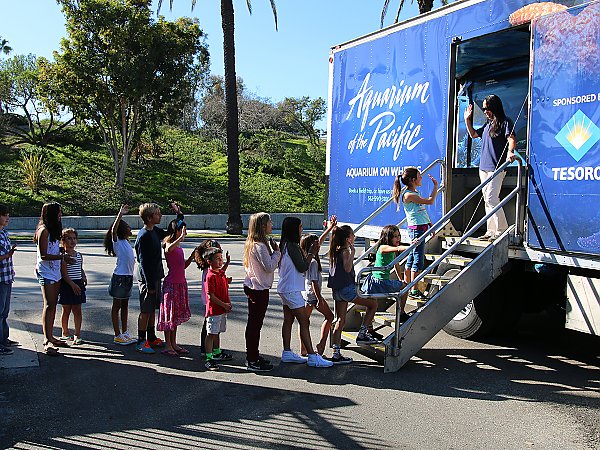 Kids lining up to enter Aquarium on Wheels truck